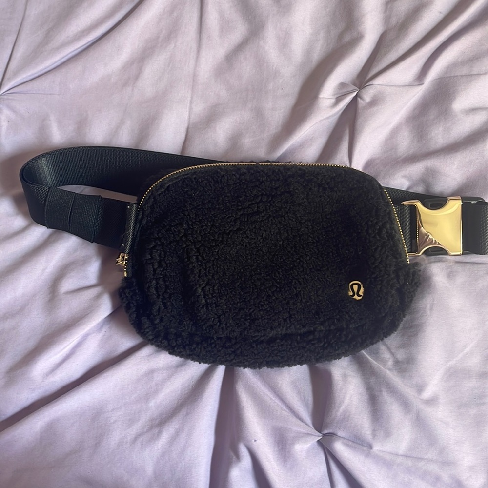 Lululemon everywhere belt bag